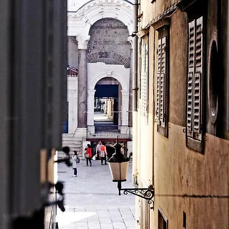 Grand Bedroom Aptm Palace Location Split