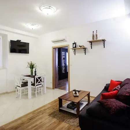 Grand Bedroom Aptm Palace Location Split